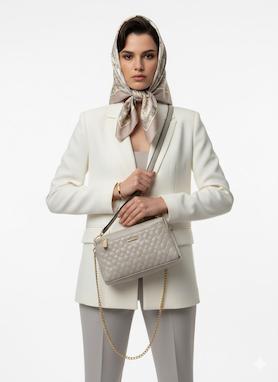 کیف کلاچ چیست؟ جادوی کوچکی که استایل شما را دگرگون می‌کند!